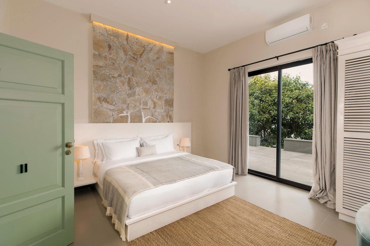 W15 Ambuluwawa (Double Room with Mountain View) image 4