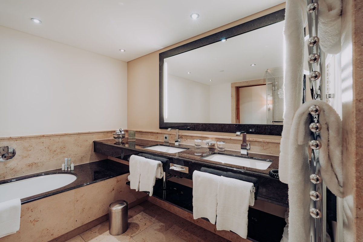 Interalpen-Hotel Tyrol (Deluxe Room) image 4