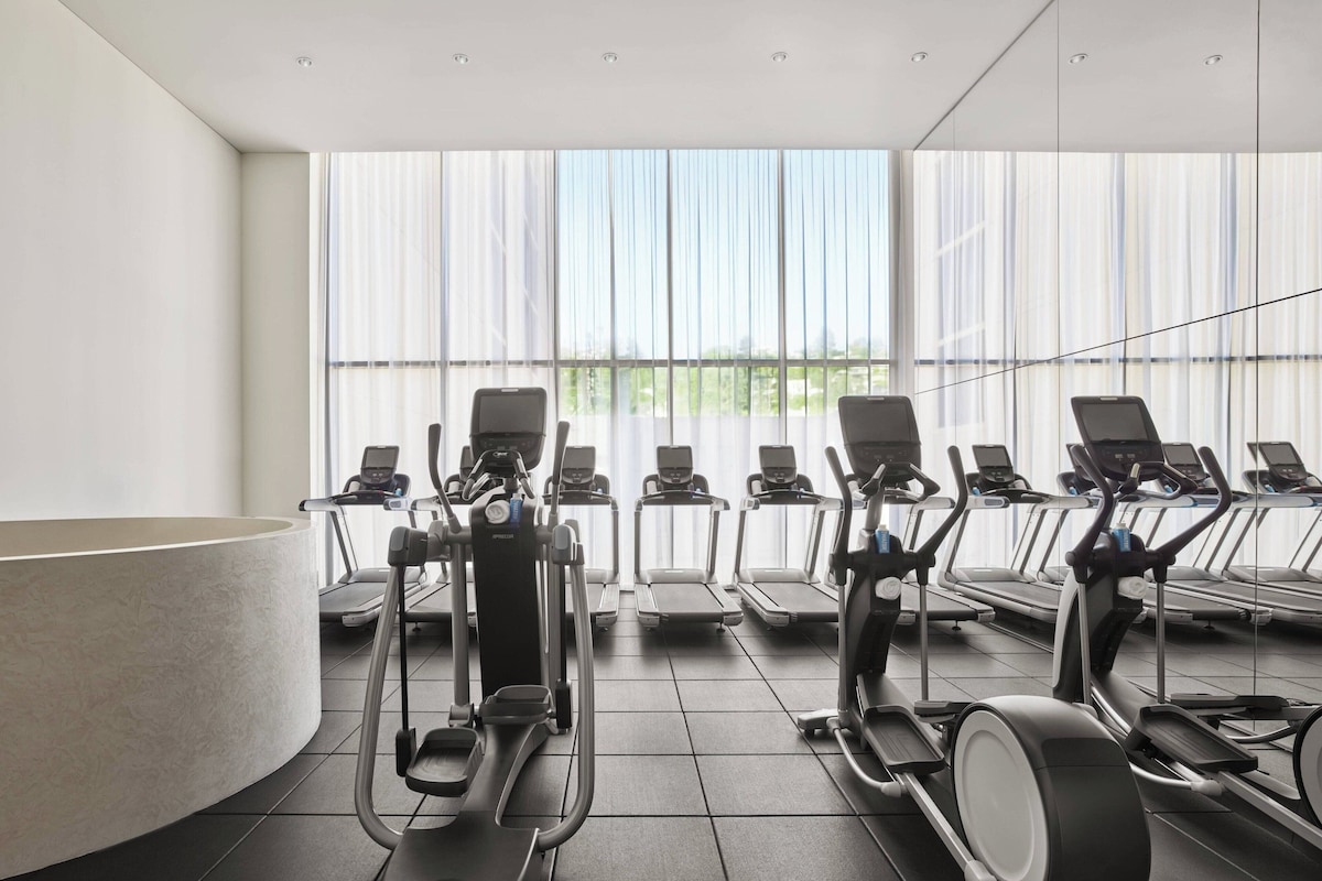 Standard Room - The West Hollywood EDITION image 2