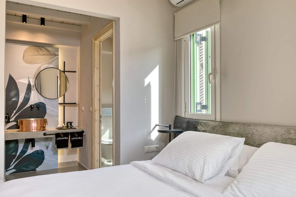 Residence with Private Heated Pool, Art Blue Villa image 2