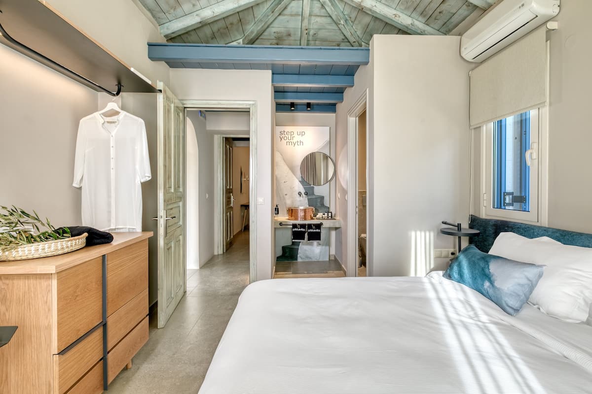 Residence with Private Heated Pool, Art Blue Villa image 4