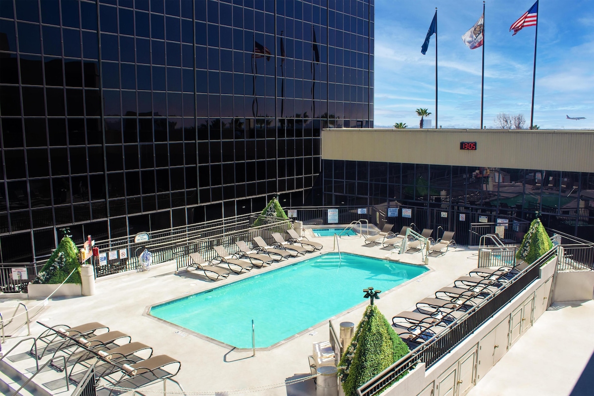 Hilton Los Angeles Airport image 1