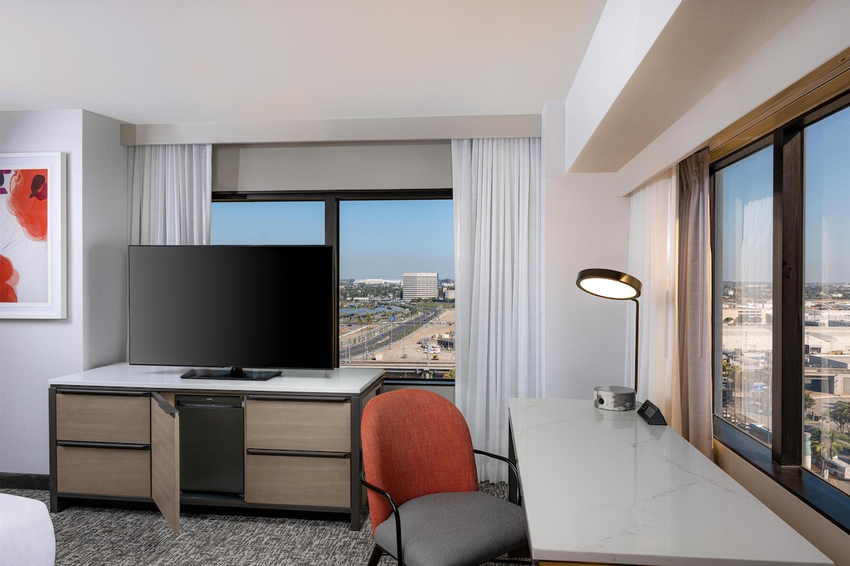 Hilton Los Angeles Airport image 2
