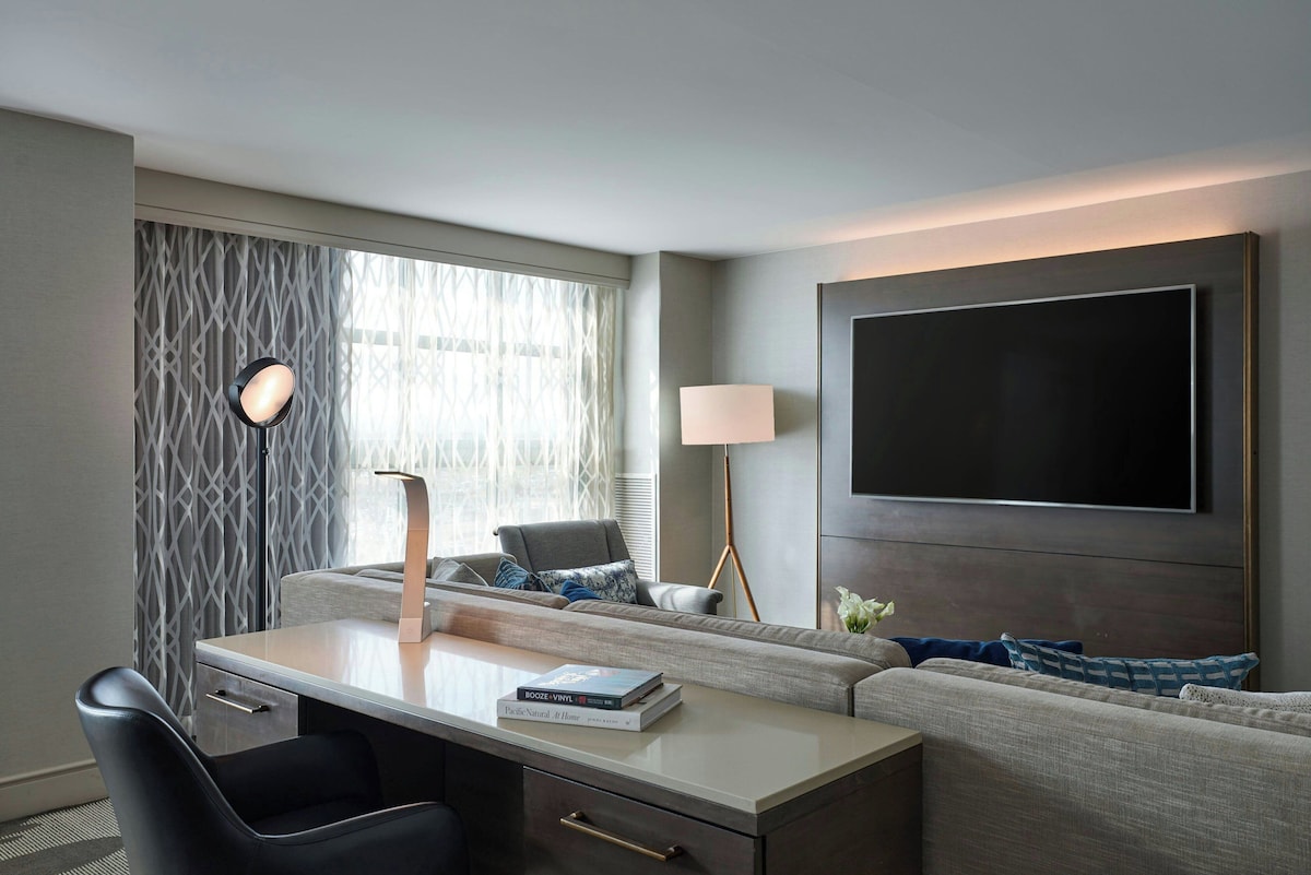 Executive Suite Renaissance Los Angeles image 6