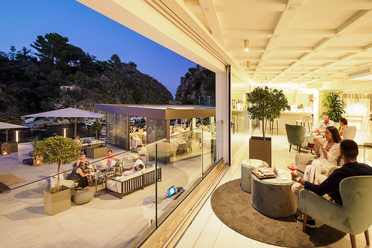 Atlantis Bay (Deluxe Room, Sea View) image 4