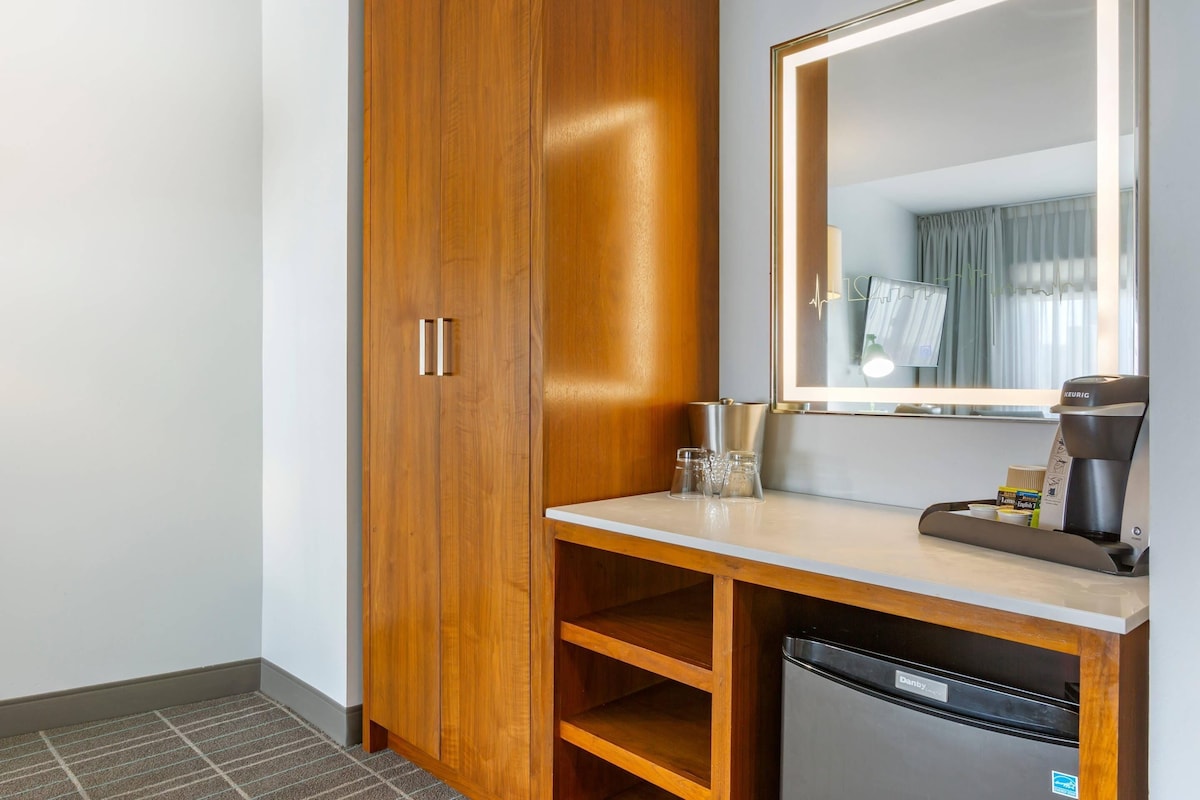 Accessible Suit Cambria Hotel LAX image 3