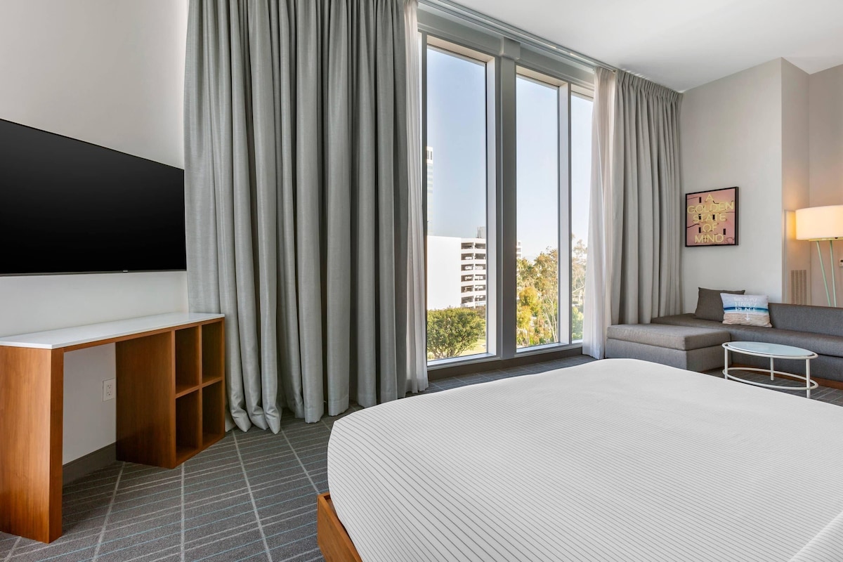 Accessible Suit Cambria Hotel LAX image 5