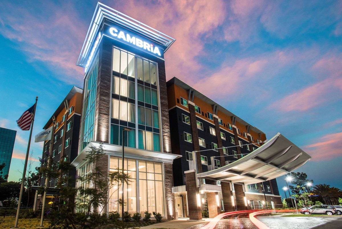 Accessible Suit Cambria Hotel LAX image 6