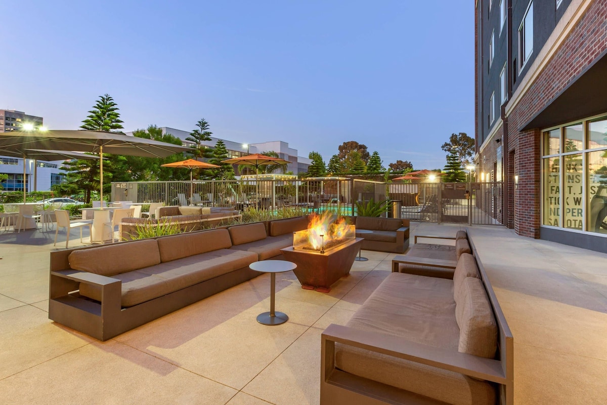 Accessible Suit Cambria Hotel LAX image 8