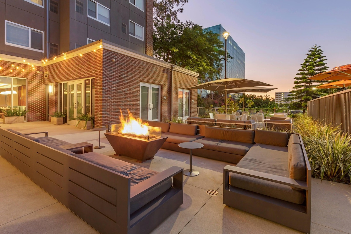 Accessible Suit Cambria Hotel LAX image 10