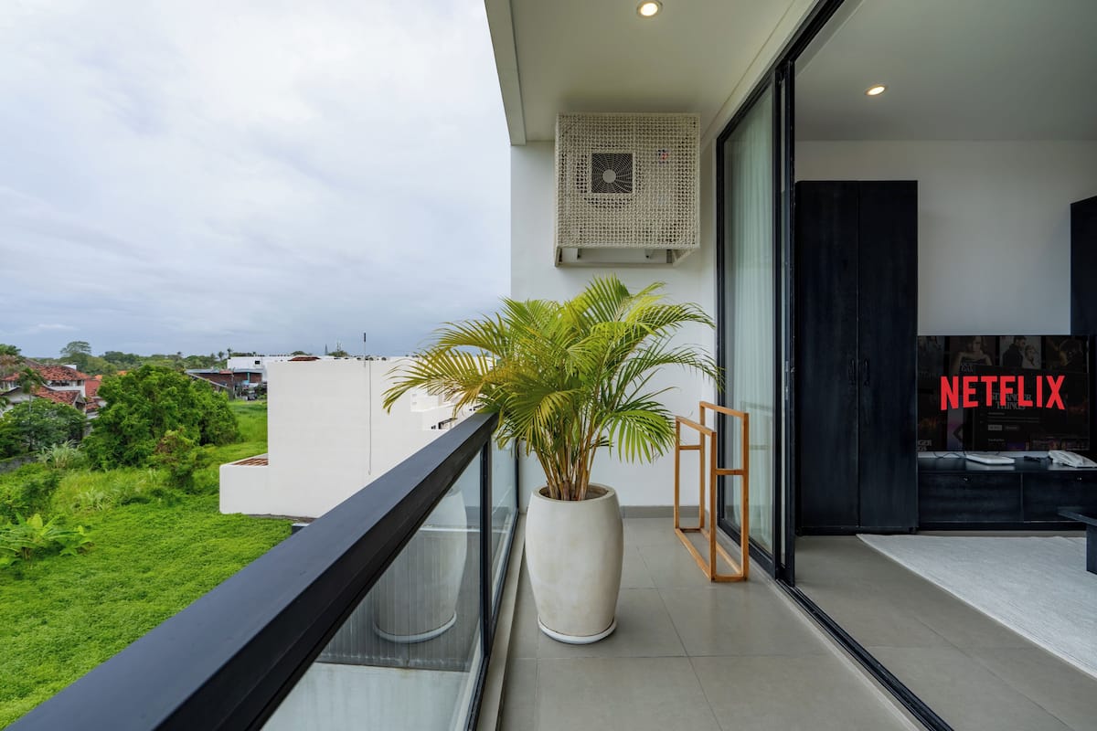 Classic Suite balcony Sunny Apart 1 by Betterplace image 4