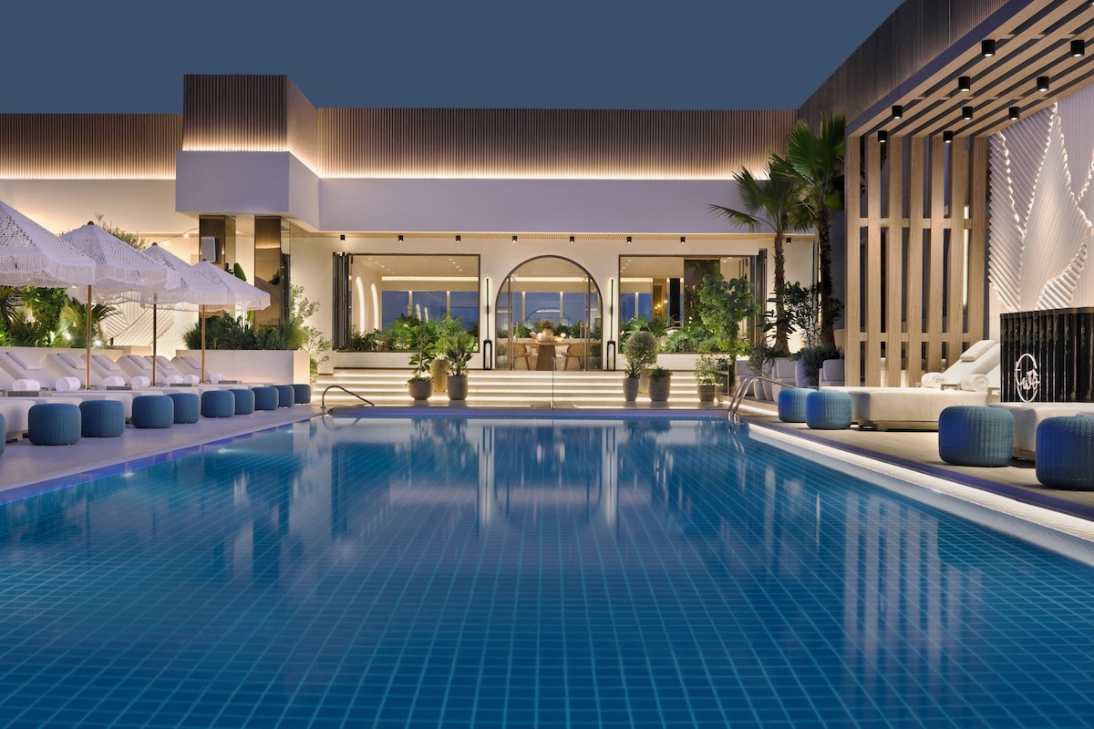 Sheraton Grand Hotel (Deluxe Room) image 1