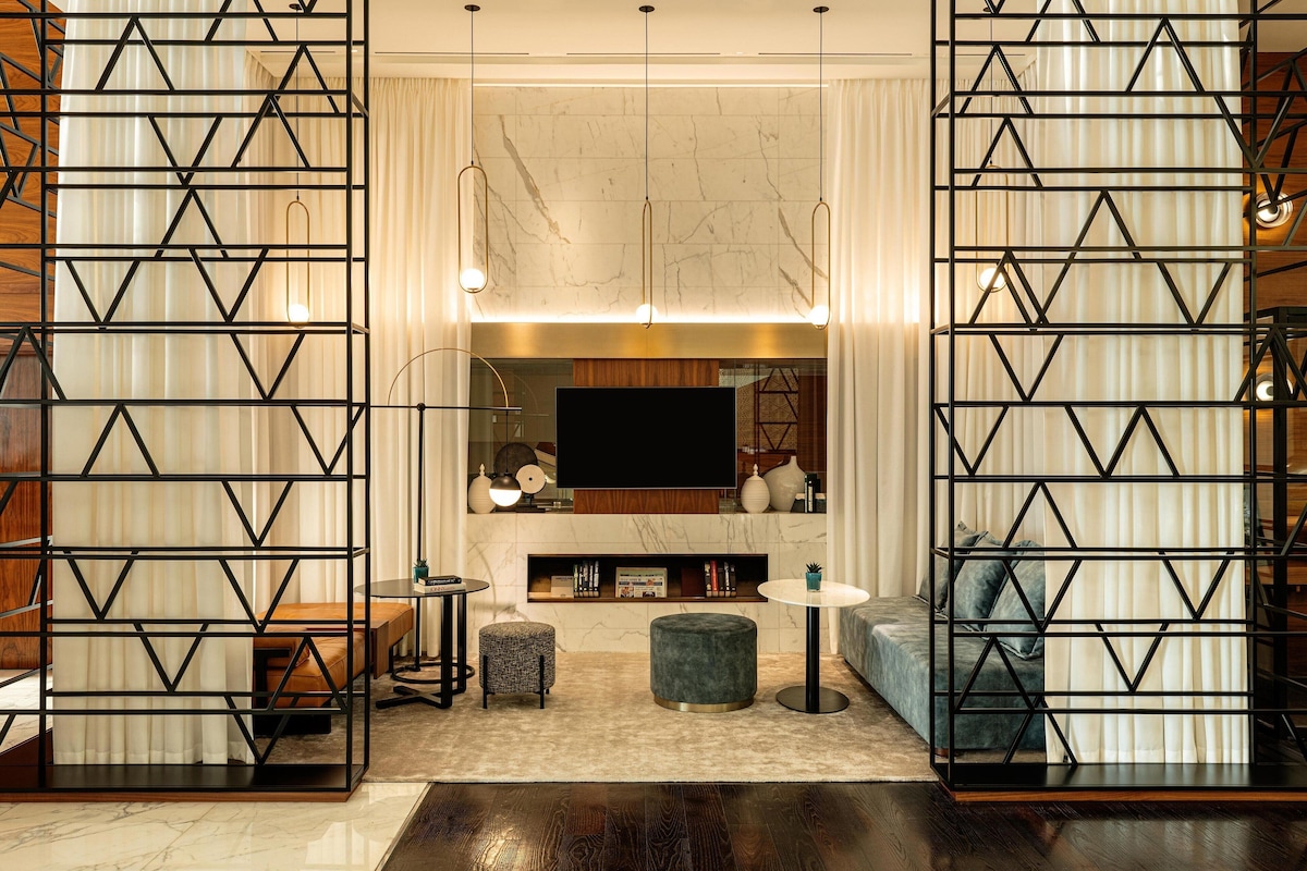 Sheraton Grand Hotel (Deluxe Room) image 2