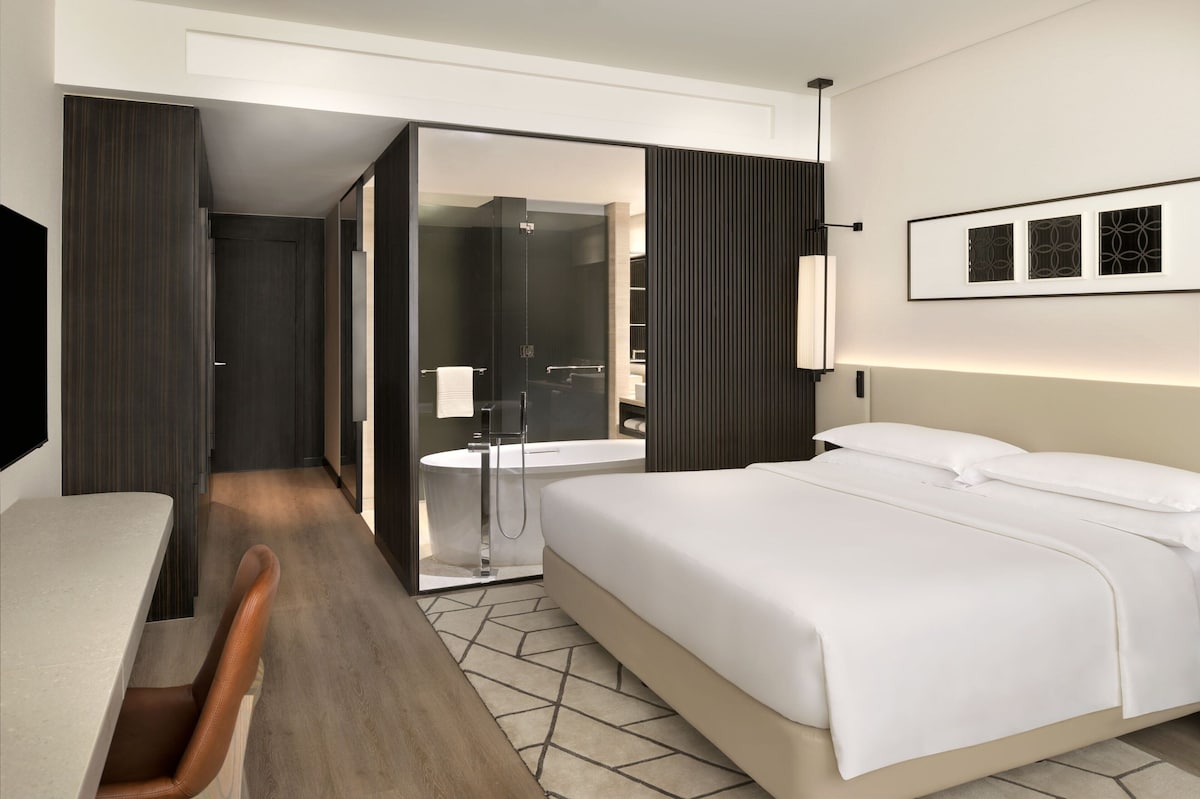 Sheraton Grand Hotel (Deluxe Room) image 3
