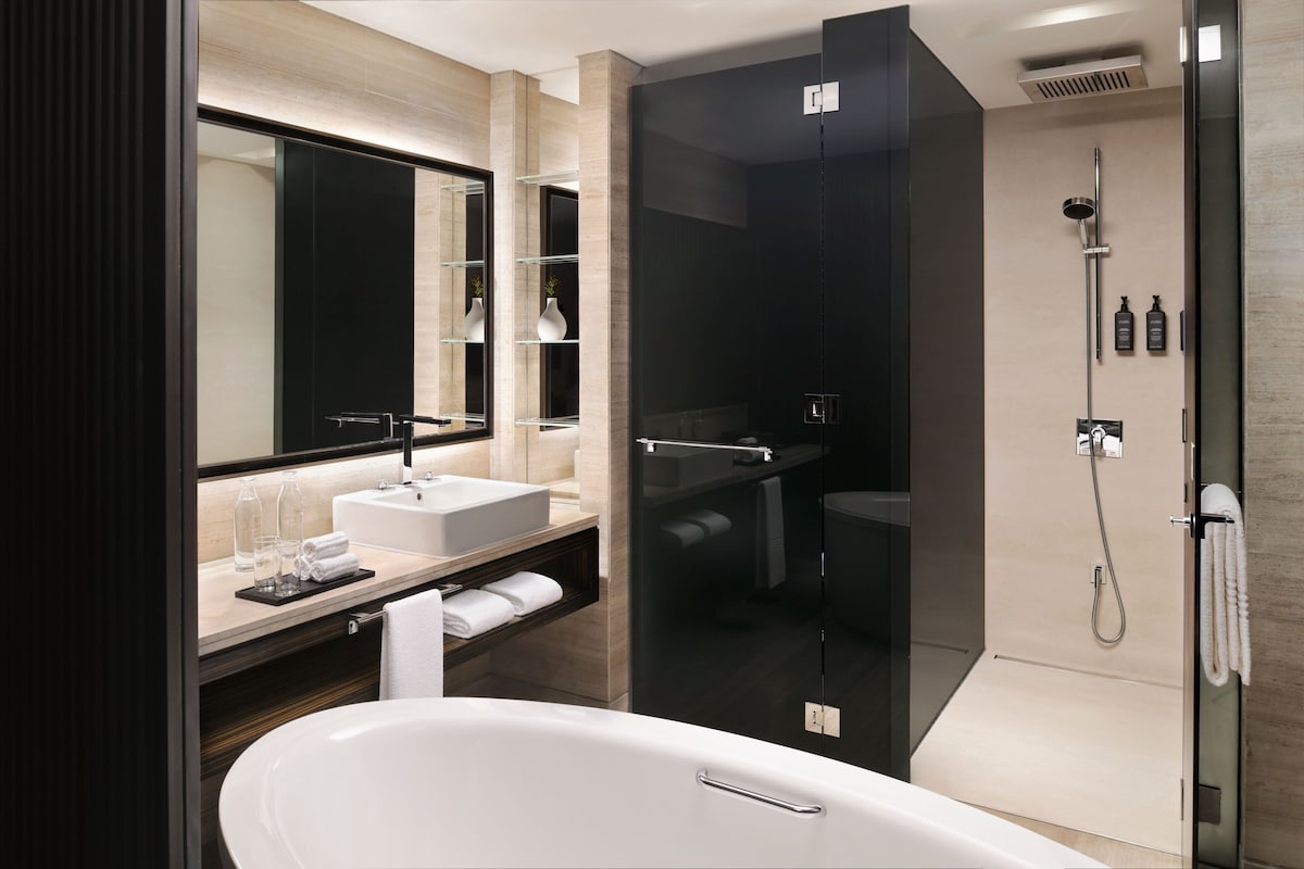 Sheraton Grand Hotel (Deluxe Room) image 8