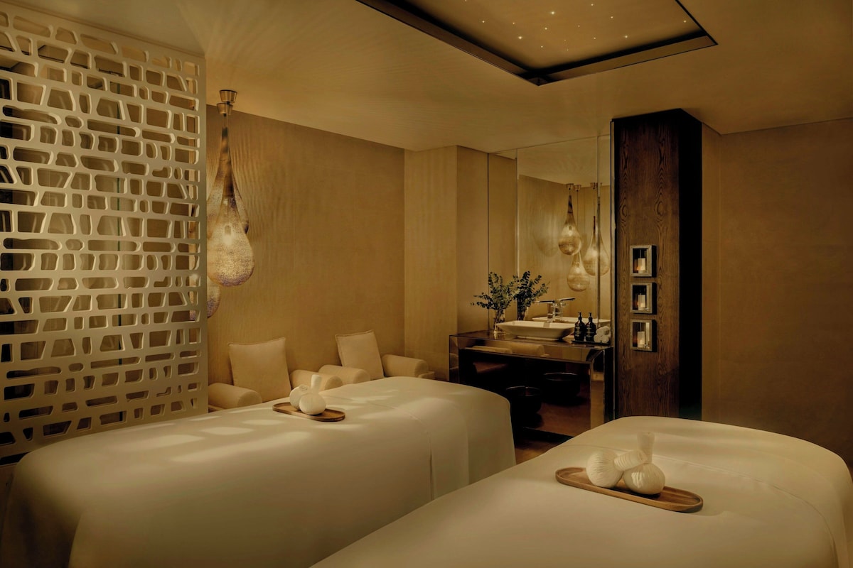 Sheraton Grand Hotel (Deluxe Room) image 9