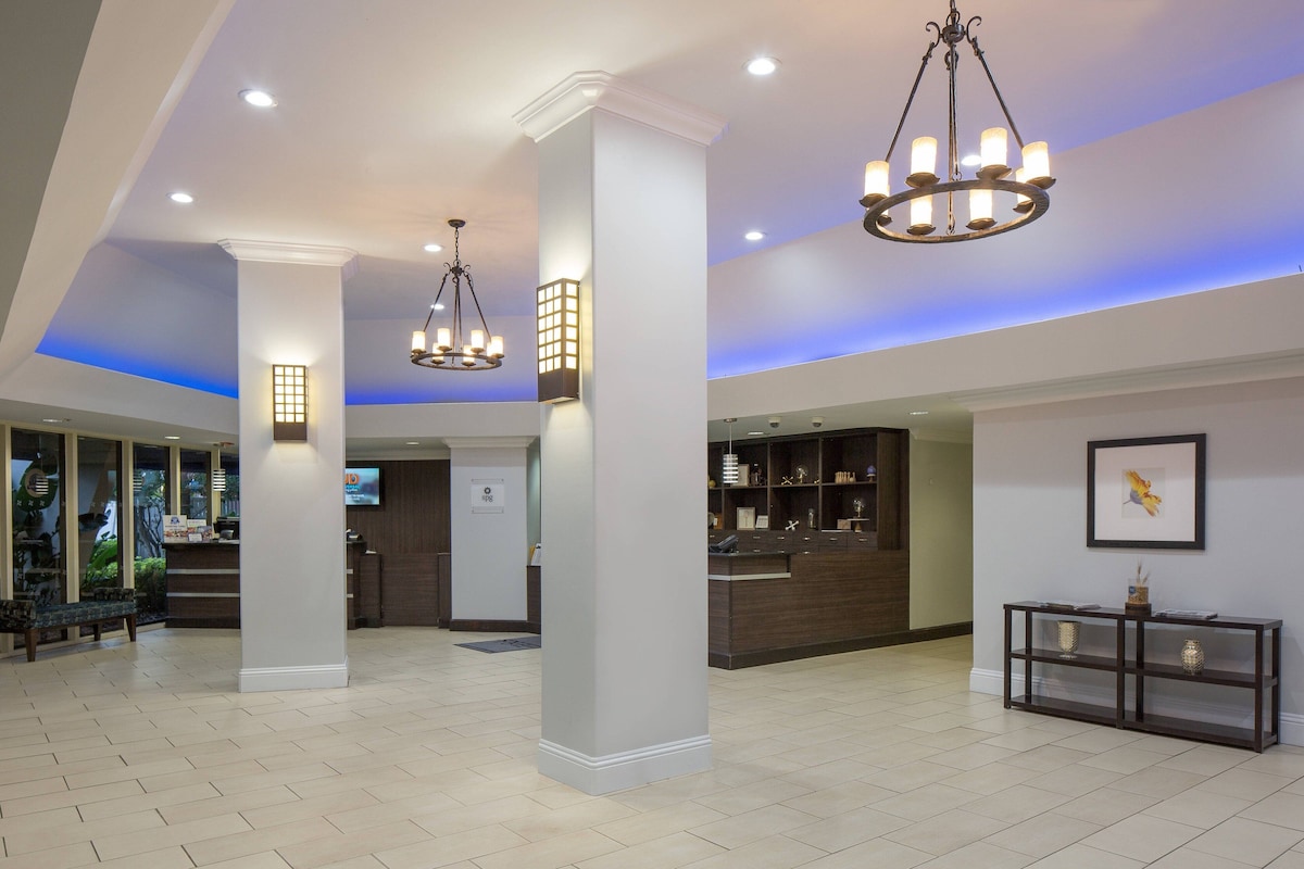 Deluxe Room Four Points by Sheraton Orlando image 8