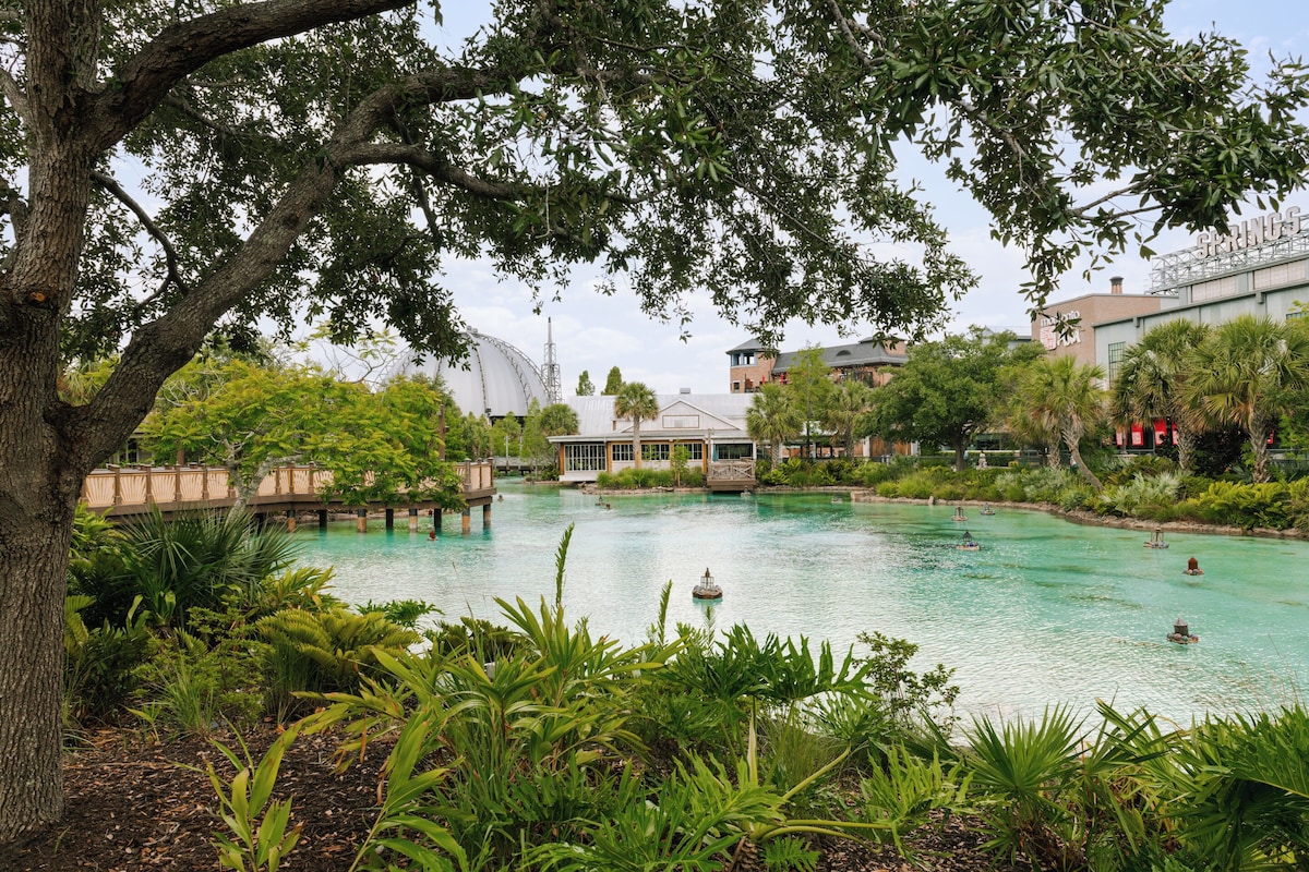 Deluxe Room Four Points by Sheraton Orlando image 9