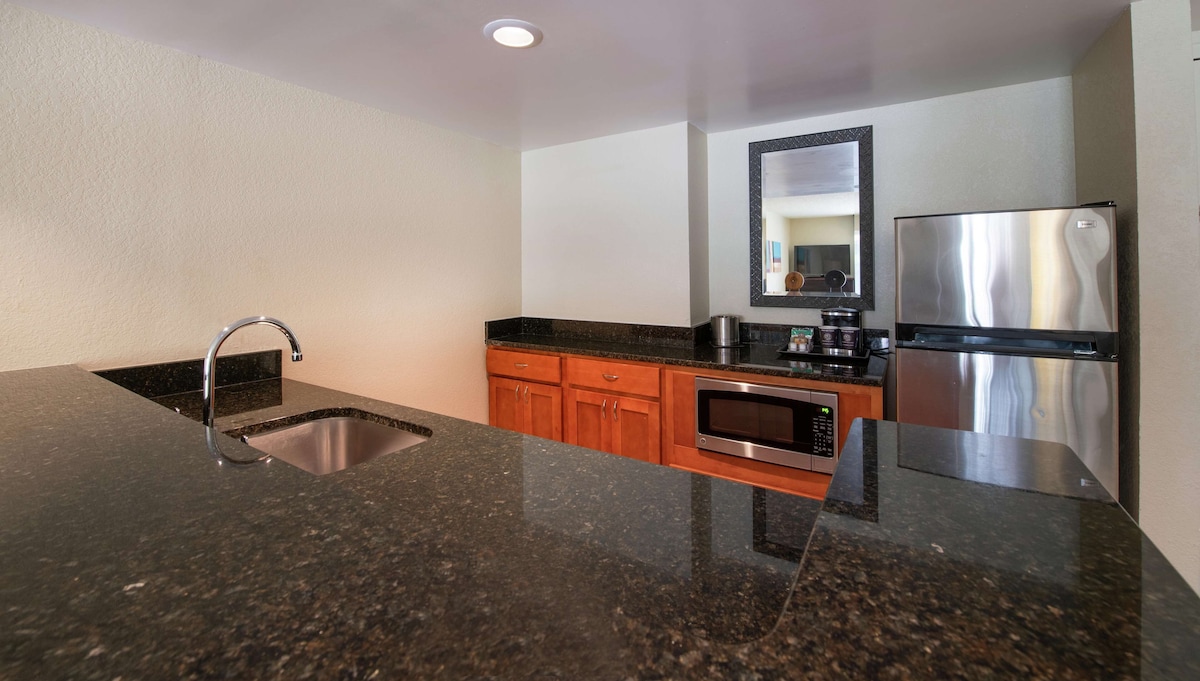 King Room DoubleTree by Hilton Orlando Theme Park  image 2